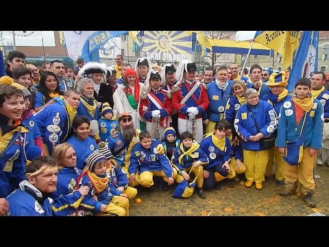 Mugnaia e Credendari aranceri con foto di gruppo - Carnevale Ivrea 2015