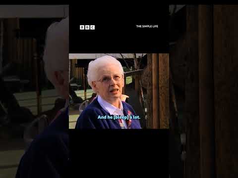 Paris Hilton and Nicole Richie work at a zoo, within the polar bear exhibit - BBC