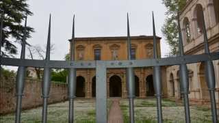 Carlo Zannetti Musician plays and sings &quot;While my guitar gently weeps&quot; The Beatles