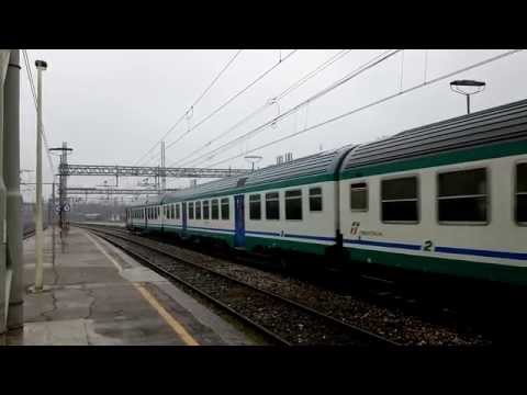 TRENI IN STAZIONE A FOSSANO CON ARRIVO E PARTENZA REGIONALE. 15 - 3 - 2015.