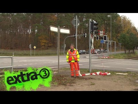 Realer Irrsinn: Bahnübergangsposse in Lübeck | extra 3 | NDR