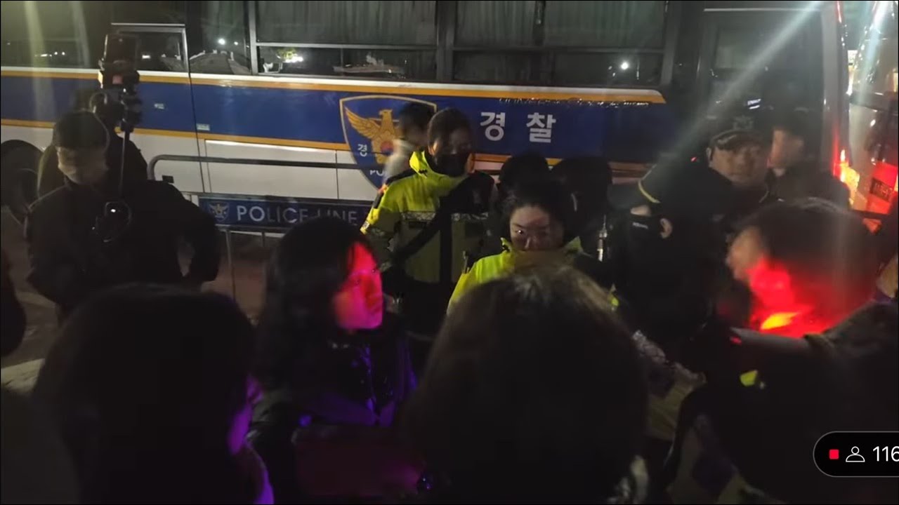 [실시간]윤정권의 🐕경찰들이 대학생농성장을 없애려하는 현장