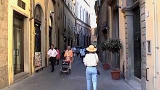 preview picture of video 'Walking around Lucca, Italy. 9/10/01.'