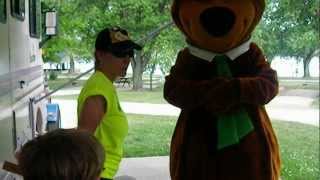 preview picture of video 'Yogi Bear and Boo Boo Dancing'