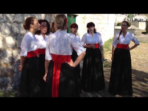 Viole sings "Mare Moja"