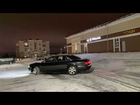 Audi S8 D2 Snow Donuts.