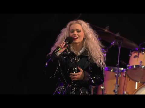 Her Einki Varir Við - KRISTINA