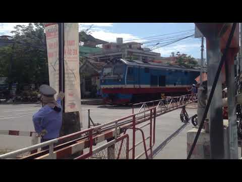 D19E-911 kéo tàu SE7 rời khỏi đường vòng ga Nha Trang và qua chắn Mã Vòng (26/7/2018)