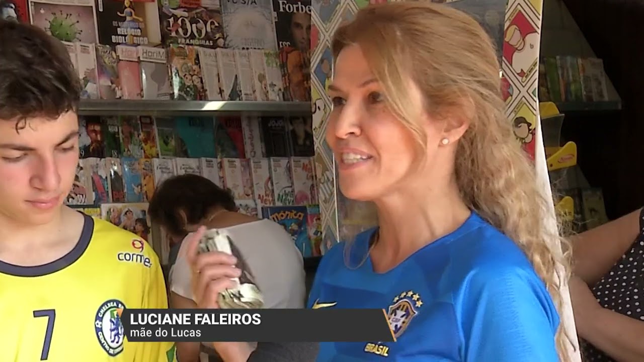 Álbum da copa do mundo vira febre e loja de roupas infantis vira point de troca de figurinhas