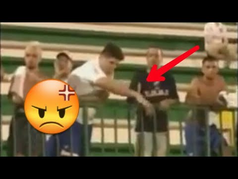 Torcedores do Nacional faz gestos de avião caindo para a torcida da Chapecoence