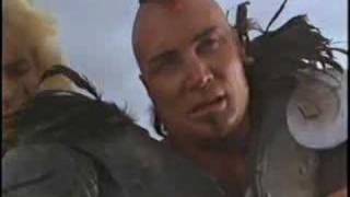 Отрывок из фильма "Безумный Макс 2: Воин дороги". Раненый Уэз