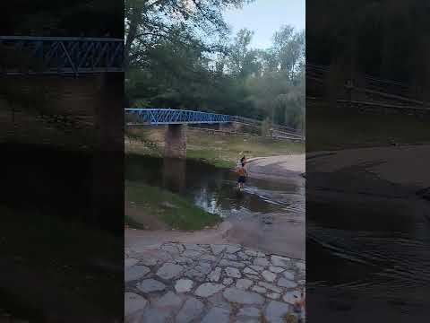 Nos encontramos con otra calle que pasa bajo las aguas del rio Trapiche en San Luis, Argentina