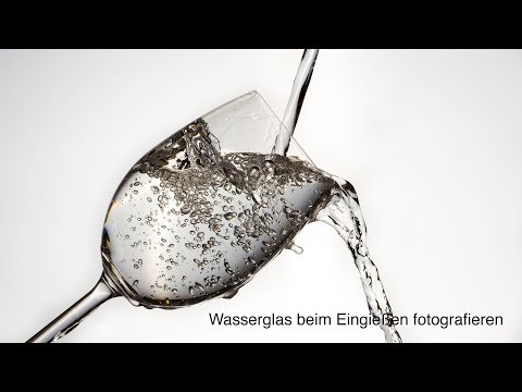 Wasserglas beim Eingießen fotografieren