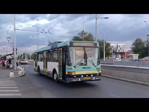 Troleibuzul Ikarus 415T #5233 pe retragere din linia 76 părăsind stația Piața Sudului