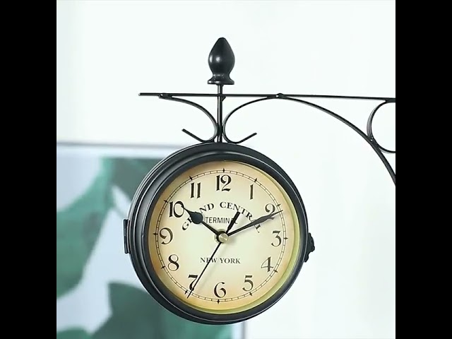 Vídeo relacionado con smashing Reloj de doble cara para exteriores, colgante de doble cara, estilo europeo simple, fácil de leer, reloj de estación de dos caras para jardín, decoración del hogar, interior, exterior