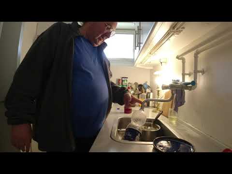 MongoTV_4743 - BLANDER SAFTEVAND OG KIGGER TIL VASKETØJ I BADEKAR