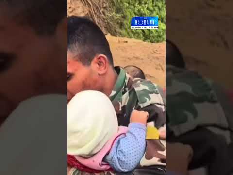 Criança de 2 anos é resgatada viva após enchente no Nepal