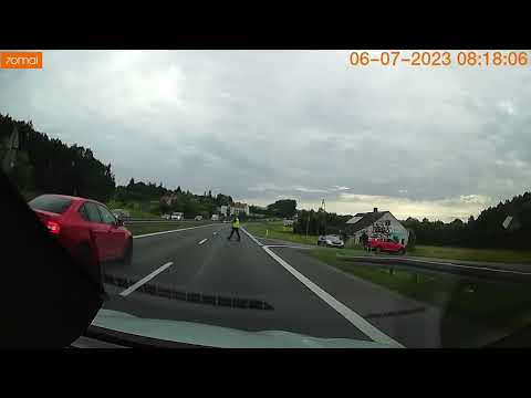 Policjant wyskakuje przed maskę