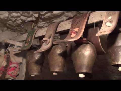 CAMPANACCI E PECORE : PRESEPE VIVENTE A VINADIO (CN)  26 - 12 - 2013.