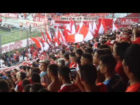 "Los diablos rojos entrando al LDA "La banda del rojo ya llego..."" Barra: La Barra del Rojo • Club: Independiente