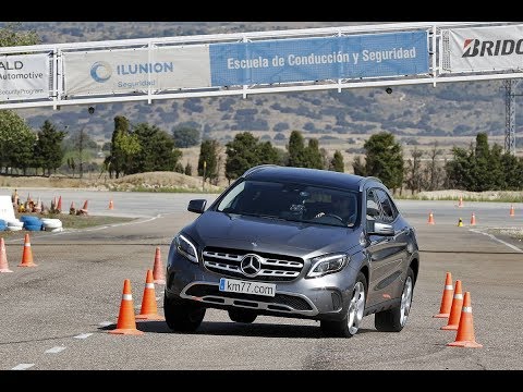 Mercedes-Benz GLA 2017 – Maniobra de esquiva (moose test) y eslalon | km77.com
