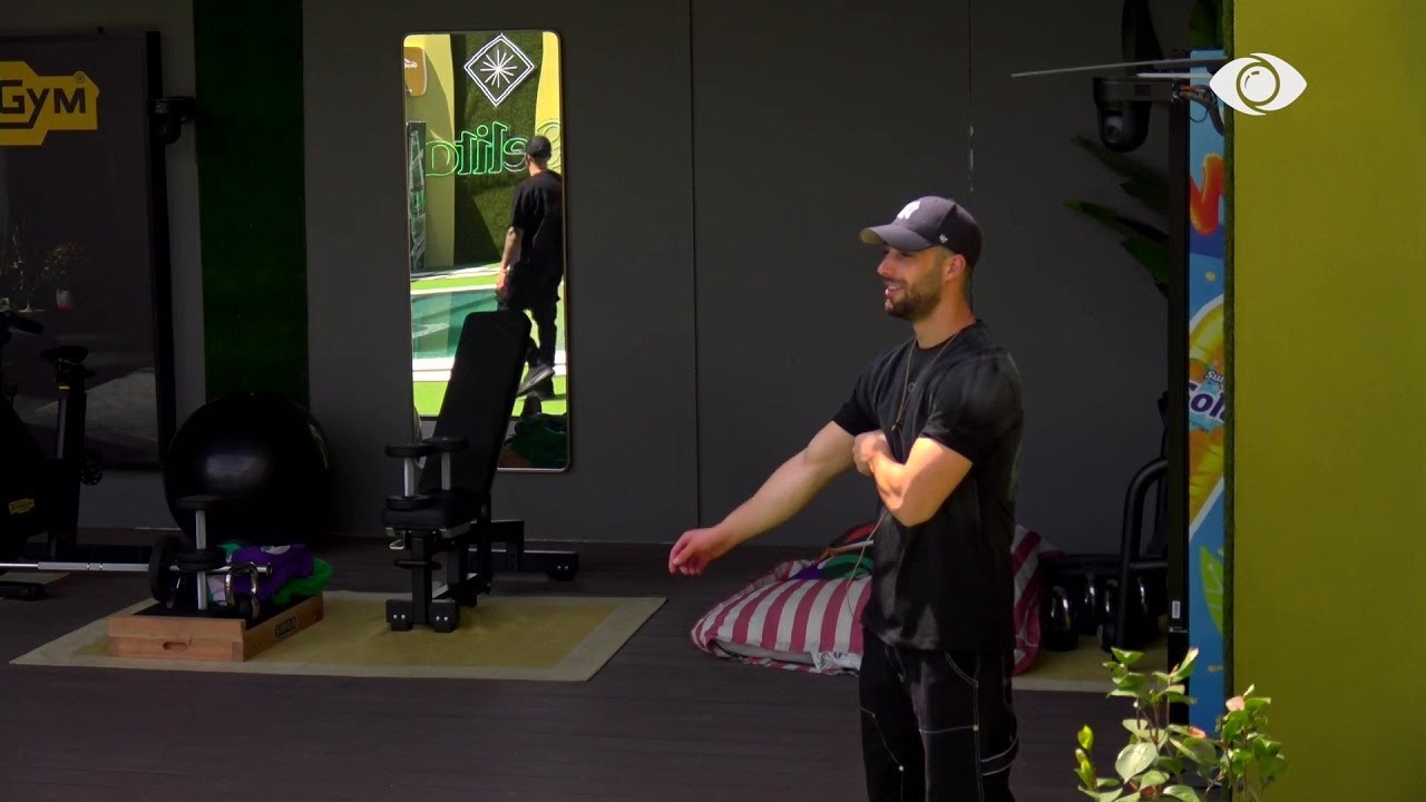 Po shikoje çiftin, ngacmime mes Meritonit, Julit dhe Eglës