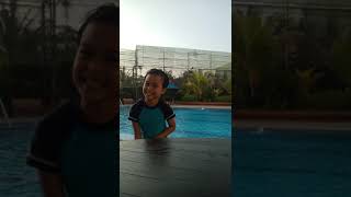 preview picture of video 'berenang sama mama dikolam yang dalam'