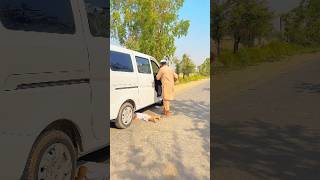Bacha car k nechy Kia krny giya tha #pakistan #india #vairalvideo #ytreels #trandingviralvideo