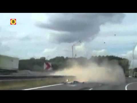 Fragment Brabant Nieuws: vrachtwagen vol graan kantelt op A50