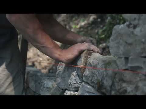 Tommaso Saggiorato ricostruisce i muri a secco di Dordolla