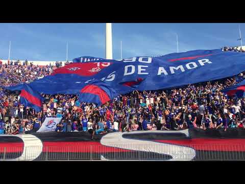 "Banderas azules y rojas, LOS DE ABAJO, salida" Barra: Los de Abajo • Club: Universidad de Chile - La U