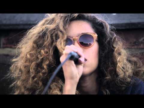 Izzy Bizu - Floating Lamps (Rooftop Sessions)