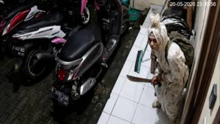 Download lagu A ghost in West Java becomes a ghost carrying a machete and a sickle. Be careful. mp3