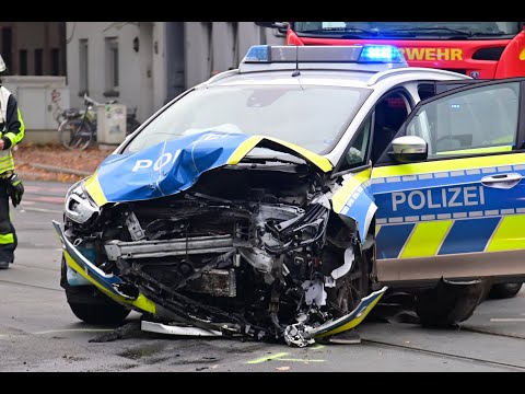 Unfall in Krefeld: Streifenwagen der Polizei und Pkw krachen gegeneinander