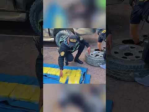 🚨 #GolpeAlNarcotráfico | ¡𝐂𝐀𝐄 𝐂𝐀𝐑𝐆𝐀 𝐃𝐄 𝐂𝐎𝐂𝐀𝐈́𝐍𝐀 𝐎𝐂𝐔𝐋𝐓𝐀 𝐄𝐍 𝐕𝐄𝐇𝐈́𝐂𝐔𝐋𝐎! – Ayacucho 💥🚔👮‍♂️