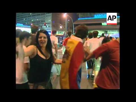 Spanish fans set eyes on trophy, Russians disappointed