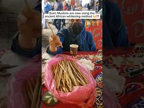 Miswak ist ein natürlicher Zahnreinigungsstab aus dem Salvadora persica-Baum, der seit Jahrhunder...