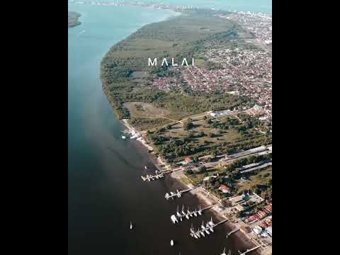 Condomínio de casas prontas no pôr do sol do jacaré .