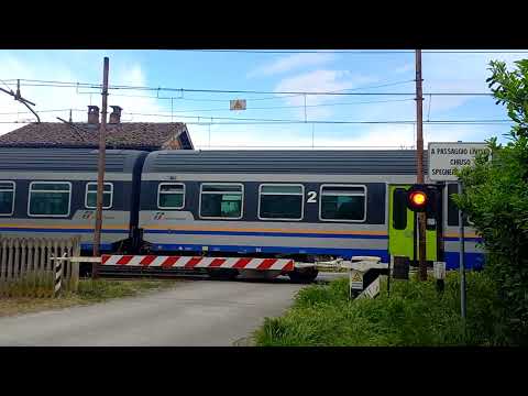 Passaggio a livello Alessandria Via della Moisa parte 1 - Level crossing - Bahnübergang