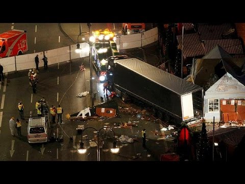 Berlino: Stretto il cerchio intorno ad Anis Amri. Trovate le sue impronte sul tir della strage.