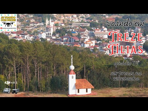 Uma CAPELA em estilo alpino na montanha em TREZE TÍLIAS