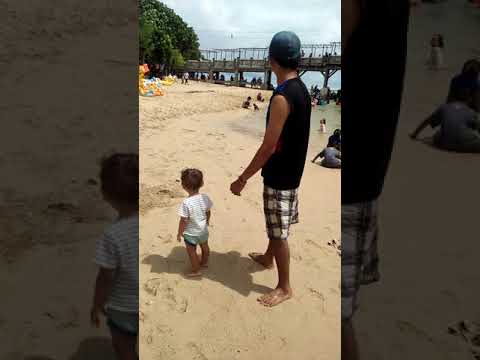 Pertama kalu adek reysha ke pantai