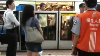 [問卦] 趕捷運的時候是不是有人故意擋路