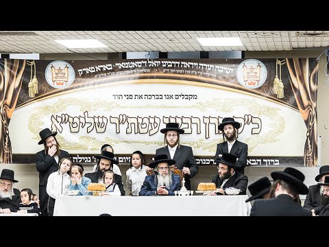 Satmar Rebbe visits cheder chanukah