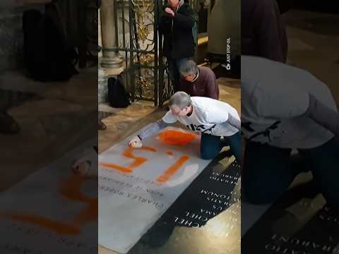 UK climate activists target Darwin's grave with chalk | AFP #shorts