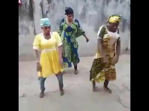 три девушки танцуют
