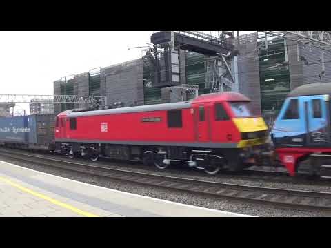 Stafford Railway Station 90024+90036 DB Cargo pass the UFL on 4M25 on the 21st Feb 2018