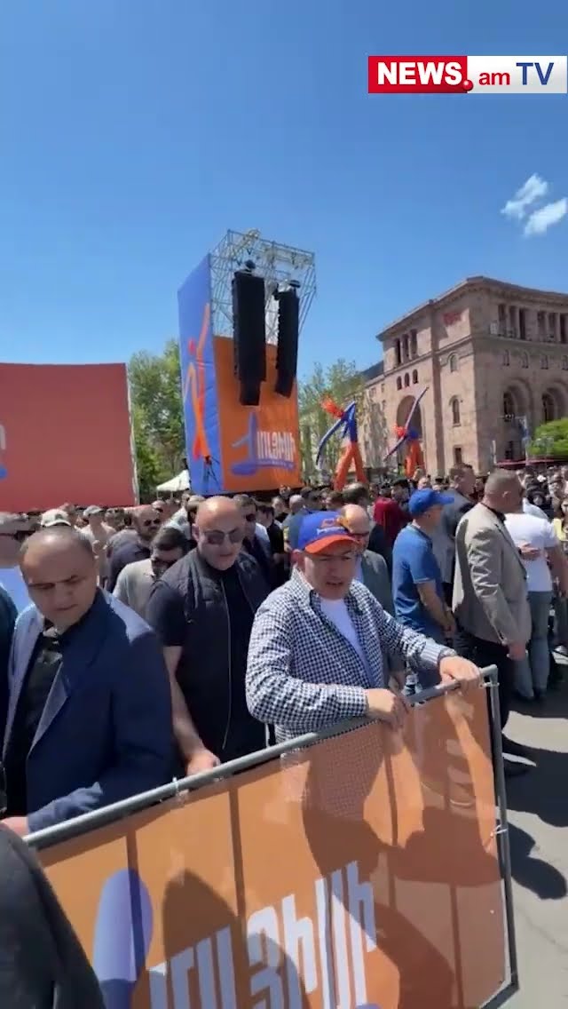 Կապույտ եւ նարնջագույն. Մայիսմեկյան շքերքի պաստառները՝ Փաշինյանի նախընտրական գույներով