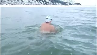 Alex Rossi, l'allenamento di nuoto libero nelle acque gelide del Marocco