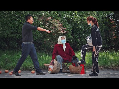 刁蠻女生故意踢翻擺攤老人的果籃，路人看到後大喊：你給我站住